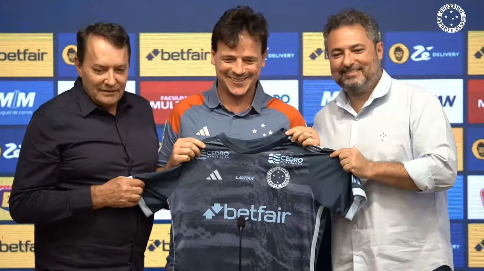 Fernando Diniz em apresentação oficial no Cruzeiro