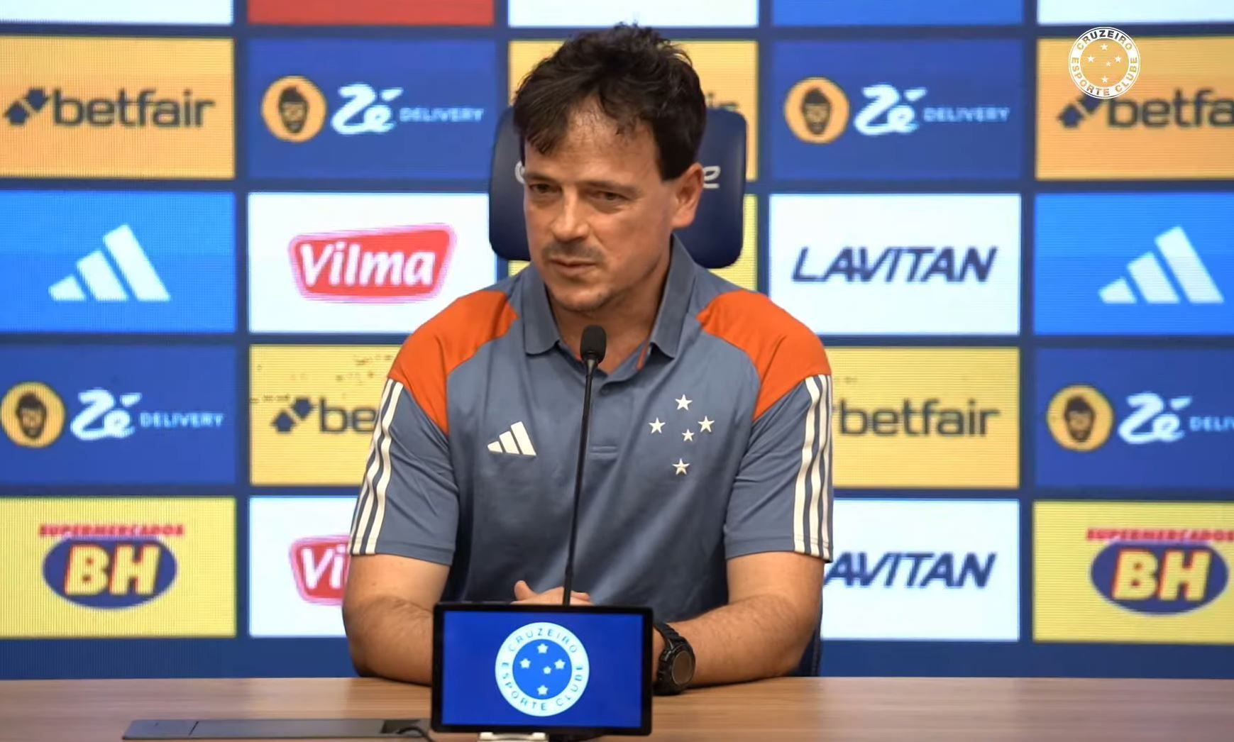 Fernando Diniz em coletiva de apresentação do Cruzeiro