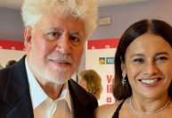 Dira Paes mostra encontro com Pedro Almodóvar: "Momento muito especial"