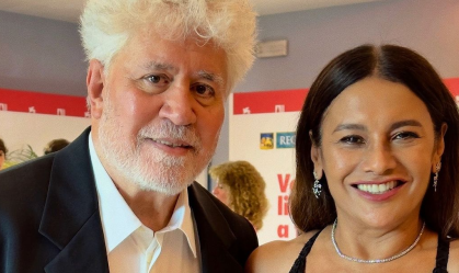 Dira Paes mostra encontro com Pedro Almodóvar: "Momento muito especial"