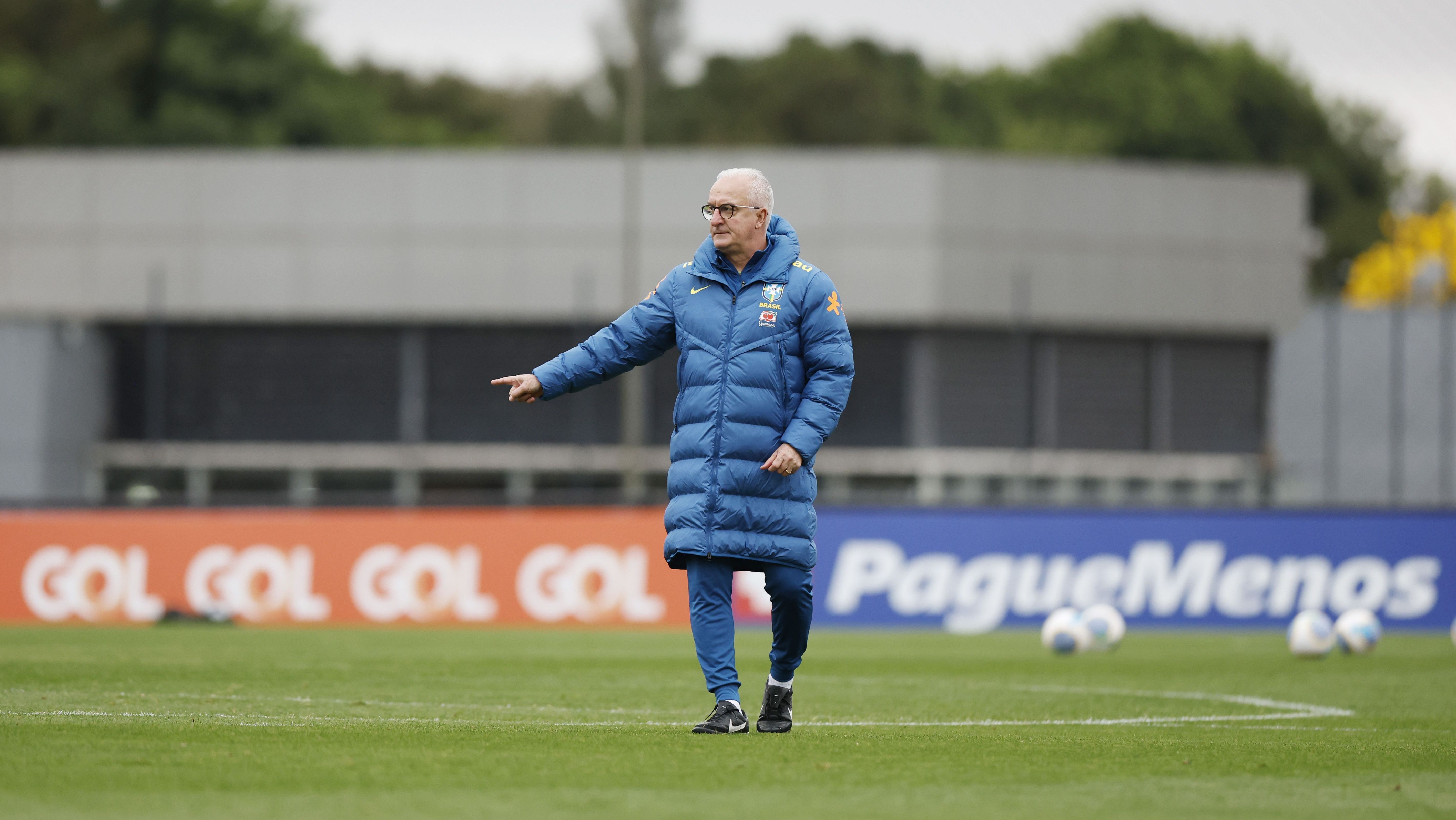 Dorival Jr. em treino da Seleção Brasileira