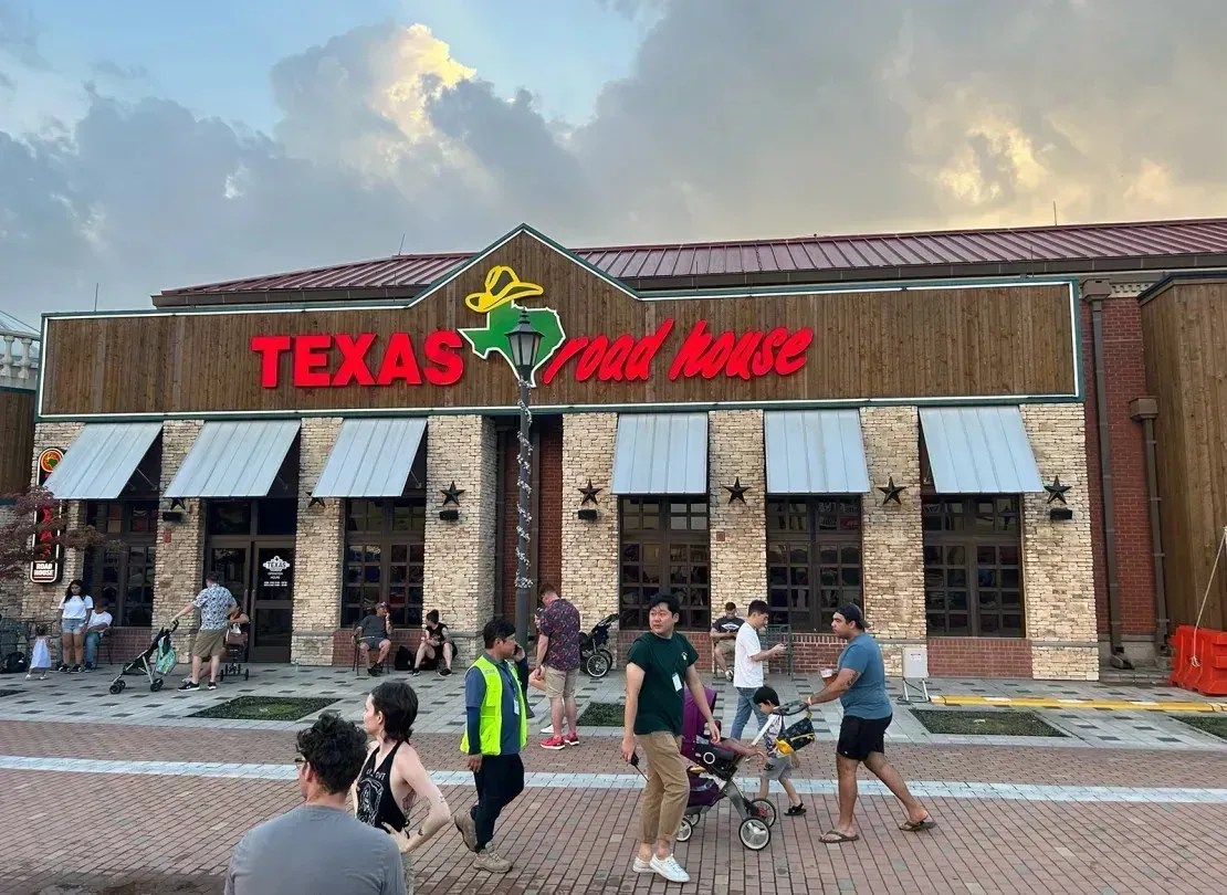 Um restaurante Texas Road House perto do centro de Camp Humphreys, visto no dia 4 de julho de 2024 • Brad Lendon/CNN
