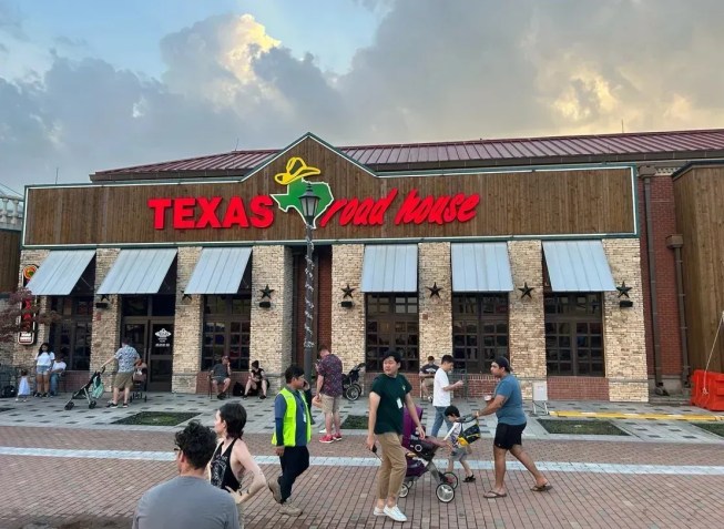 Um restaurante Texas Road House perto do centro de Camp Humphreys, visto no dia 4 de julho de 2024 • Brad Lendon/CNN