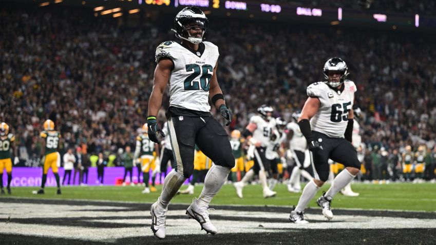 Saquon Barkley (camisa 26) comemora um dos três touchdowns que converteu para o Philadelphia Eagles contra o Green Bay Packers na Neo Química Arena, em São Paulo • Pedro Vilela/Getty Images