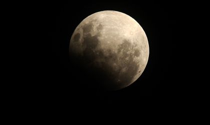 Superlua brilha no céu em noite de eclipse em Porto Alegre