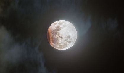 Veja como foi o eclipse parcial da Superlua de setembro