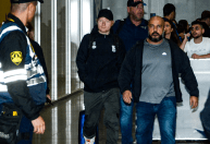 Ed Sheeran chega no Brasil e pede recomendações do que fazer para seus fãs