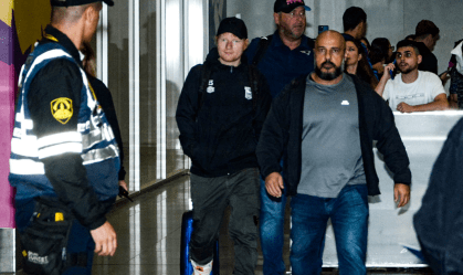 Ed Sheeran chega no Brasil e pede recomendações do que fazer para seus fãs