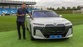 Éder Militão com o modelo The i7, da BMW