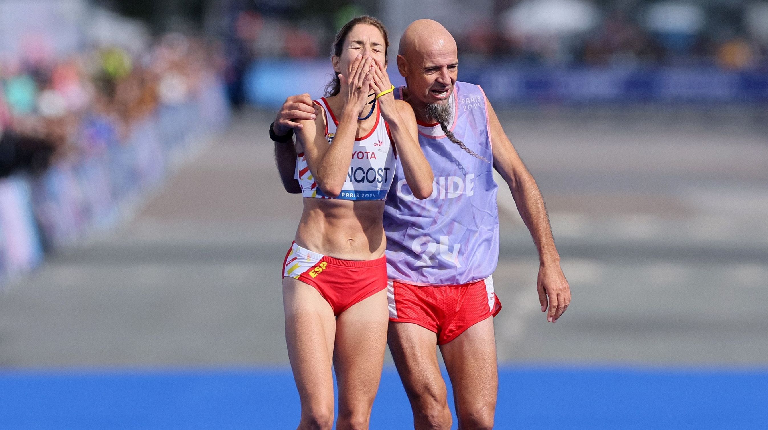 Elena Congost, da Espanha, com o guia Mia Carol Bruguera, após maratona feminina T12 na Olimpíada de Paris