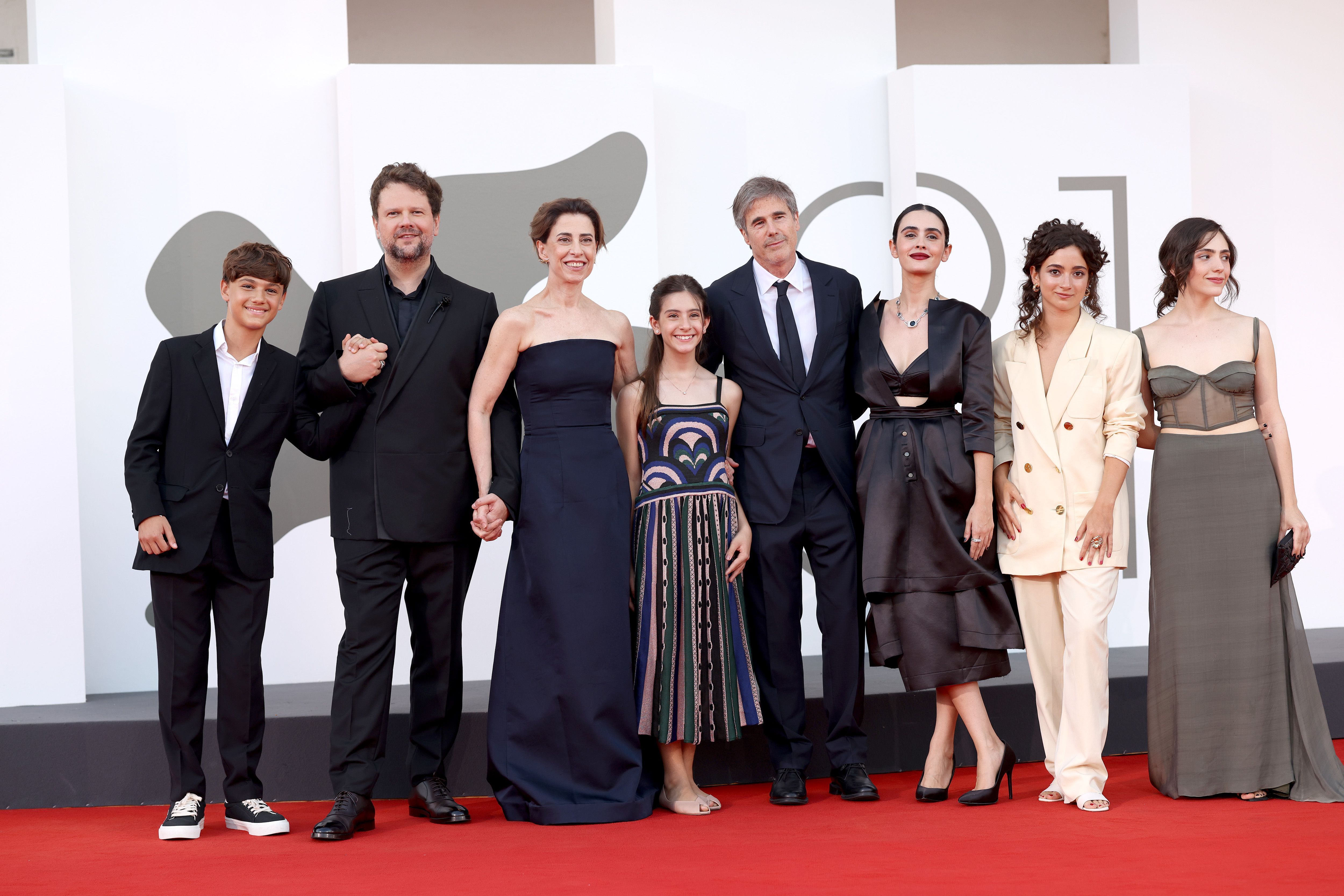 Selton Mello, Fernanda Torres e o diretor Walter Salles junto com o elenco de "Ainda Estou Aqui" no tapete vermelho da estreia do filme no Festival de Veneza • Vittorio Zunino Celotto/Getty Images