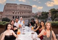 "Nosso Império Romano": elenco de "Emily em Paris" posa em frente ao Coliseu