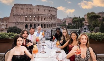 "Nosso Império Romano": elenco de "Emily em Paris" posa em frente ao Coliseu