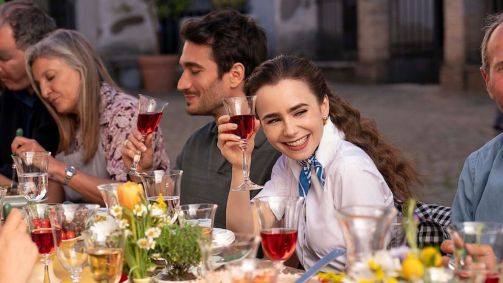 Lily Collins em "Emily in Paris"