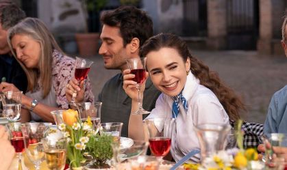 Lily Collins em "Emily in Paris"