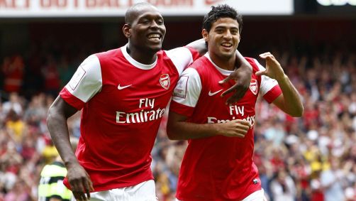 Jay Emmanuel-Thomas (esq.) comemora gol com Carlos Vela em partida do Arsenal na Emirates Cup 2010