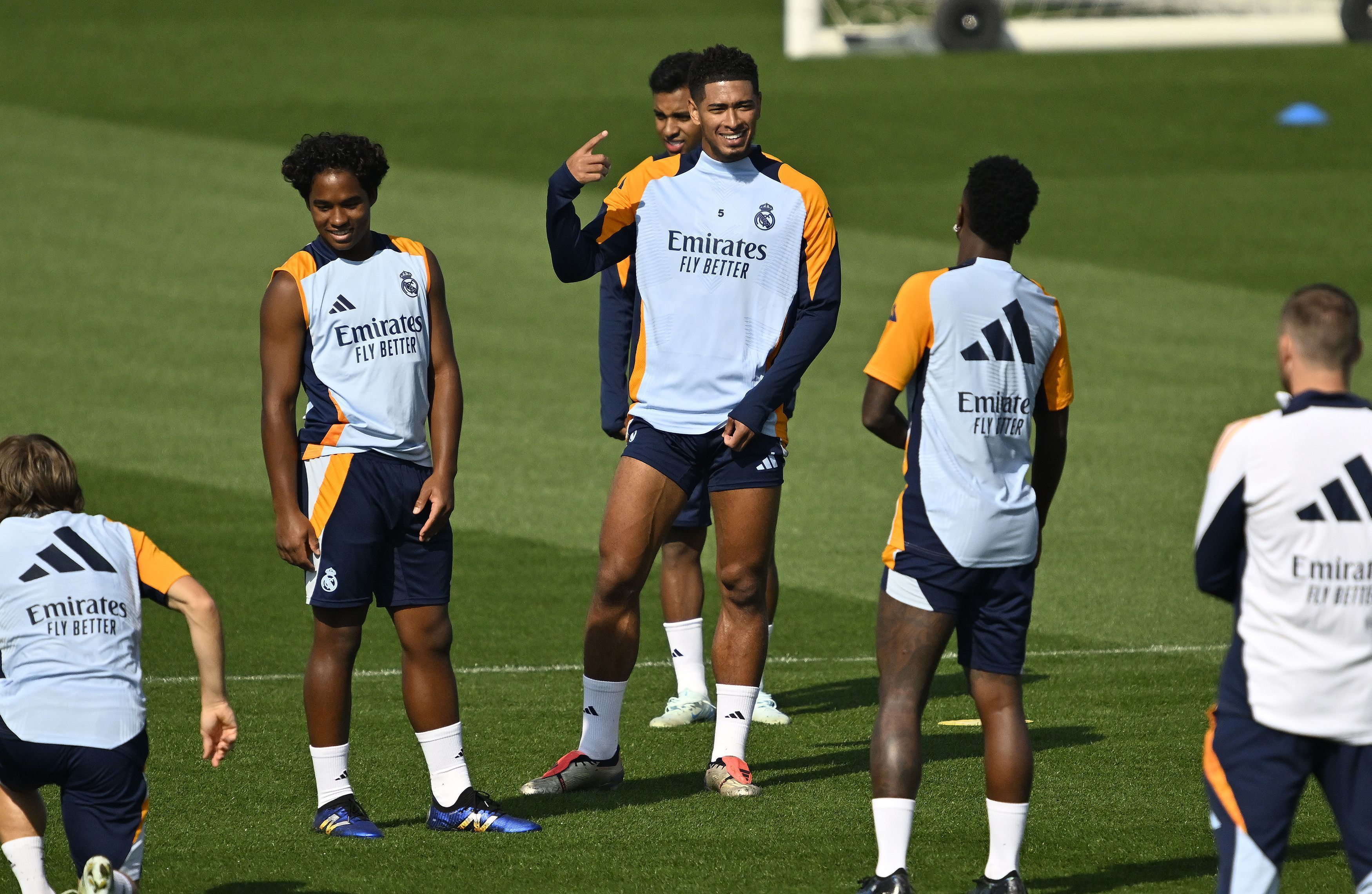 Endrick, Bellingham e Vini Jr. em treino do Real Madrid na segunda-feira (23)