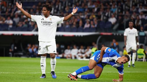 Endrick acertou Mouriño, do Alavés, entre as pernas durante Real Madrid x Alavés pela La Liga