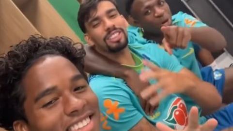 Endrick, Lucas Paquetá e Vini Jr. se divertem no vestiário