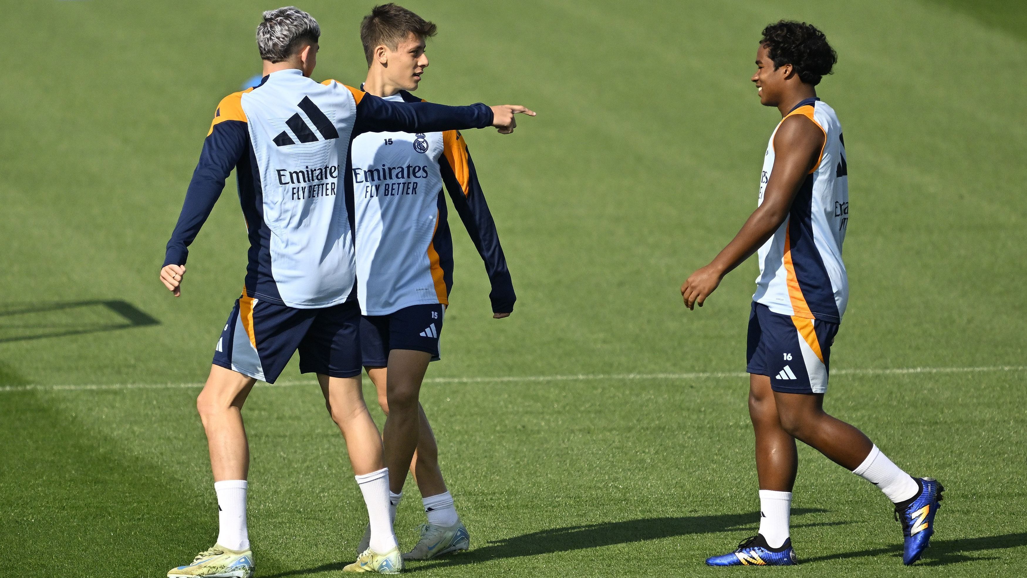 Valverde e Güler brincam com Endrick em treino do Real Madrid