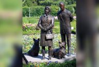 Nova estátua da falecida rainha Elizabeth e do príncipe Philip divide opiniões