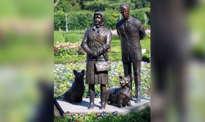 Nova estátua da falecida rainha Elizabeth e do príncipe Philip divide opiniões