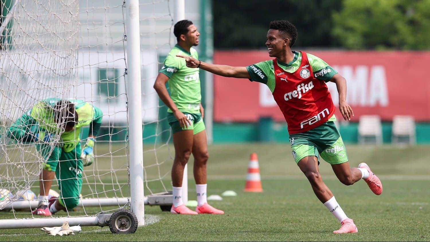 Estêvão em treino do Palmeiras