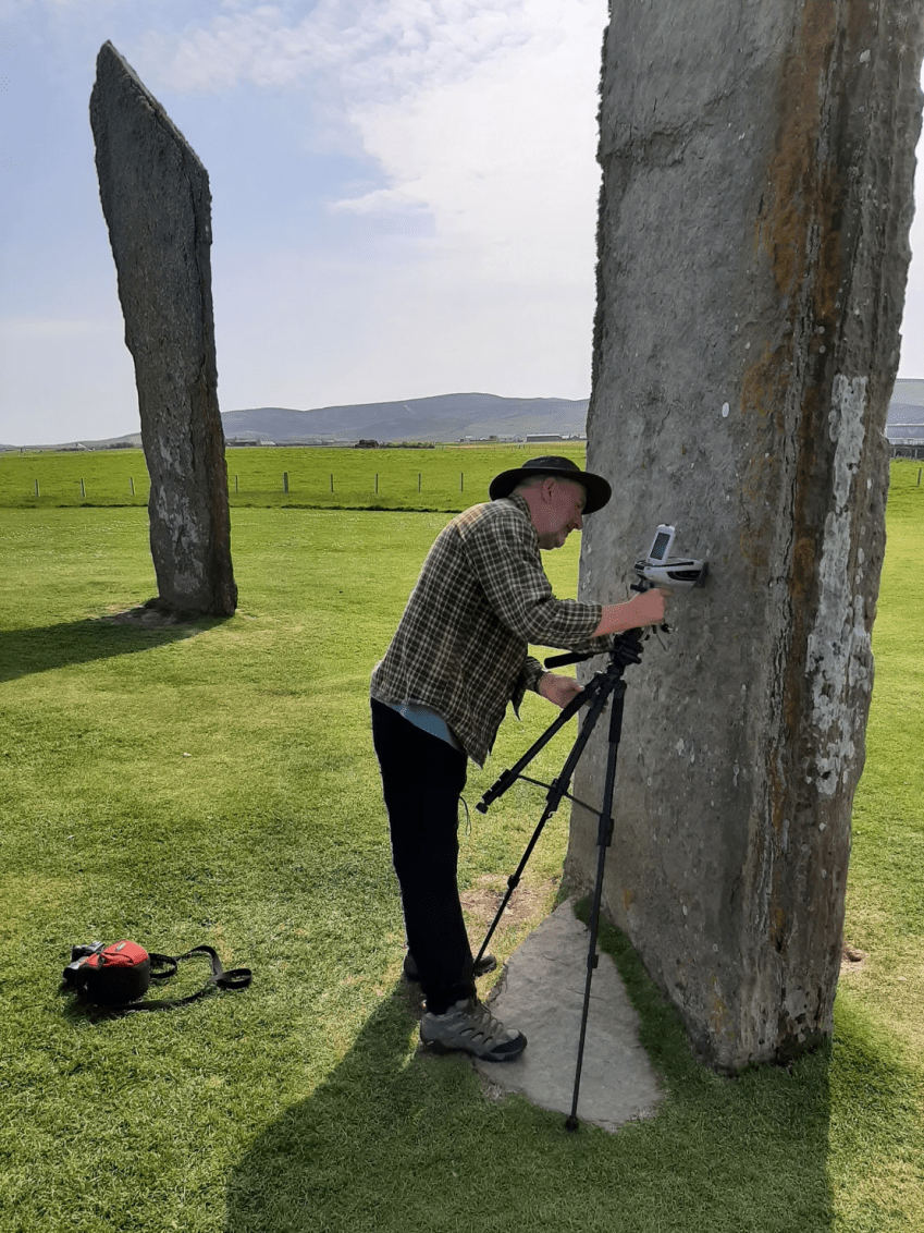Coautor do estudo Nick Pearce analisando pedras neolíticas em Orkney, um arquipélago na costa nordeste da Escócia • Richard Bevins/Universidade Aberystwyth