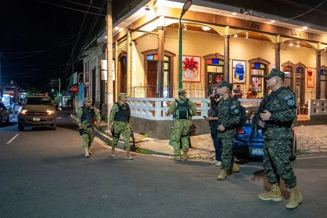 Soldados patrulham uma rua de um bairro anteriormente conhecido pela criminalidade em El Salvador • Evelio Contreras/CNN