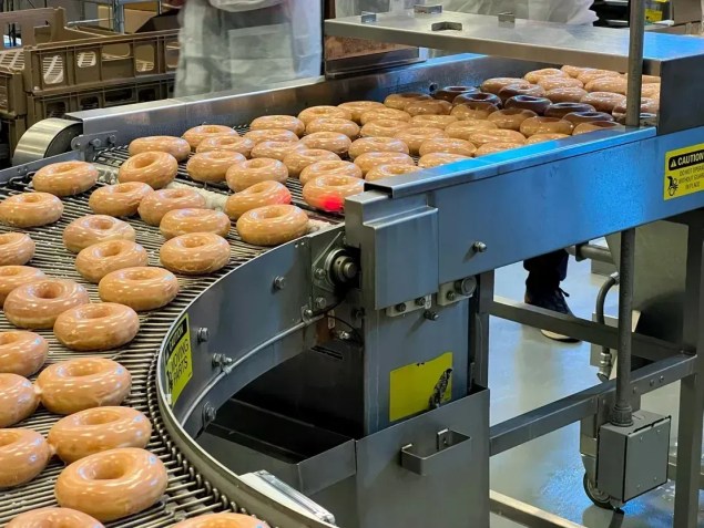 Donuts Krispy Kreme são assados ​​no Camp Humphreys aos milhares, trazendo "um gostinho de casa" dos Estados Unidos • Gawon Bae/CNN