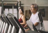 Exercício aeróbico à noite traz mais benefícios para idosos hipertensos