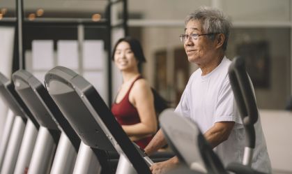 Exercício aeróbico à noite traz mais benefícios para idosos hipertensos