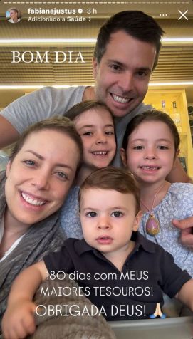 Fabiana Justus colocou foto com a família na manhã desta segunda (23) • Instagram/Fabiana Justus