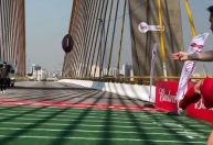 Falcão quebra para-brisa de van após chute em bola da NFL; assista