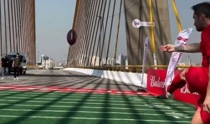 Falcão quebra para-brisa de van após chute em bola da NFL; assista
