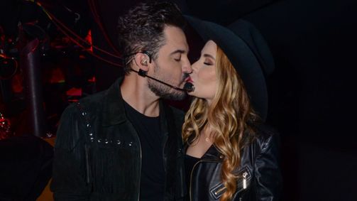Fernando Zor beija a namorada Lara Bissi em show em Jaguariúna