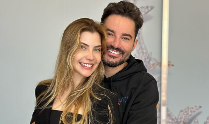 A médica postou uma foto de um buquê de flores e uma taça de vinho citando a conta e o músico, uma foto cortando o cabelo da nova namorada