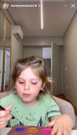 Ayla sorriu ao ver resultado de maquiagem • Instagram/Bárbara Evans