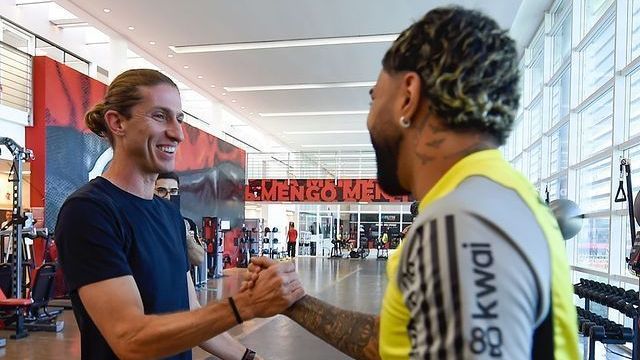 Filipe Luís encontra Gabigol em CT do Flamengo