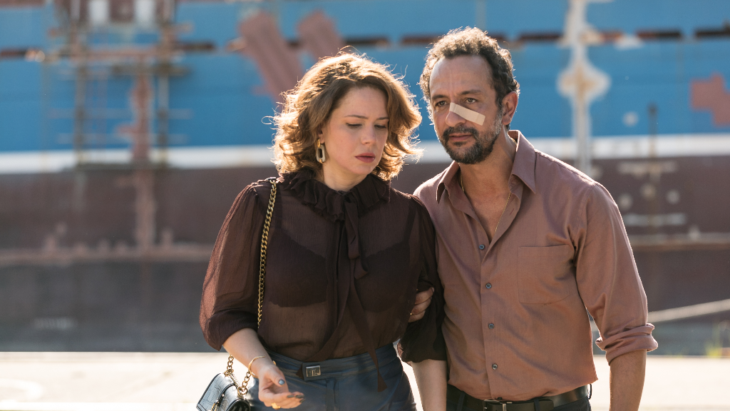 Leandra Leal e Irandhir Santos em cena do filme "Os Enforcados"