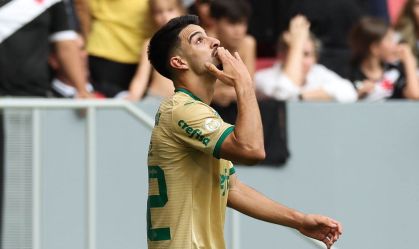 Palmeiras vence Vasco no Mané Garrincha e segue na cola do Botafogo