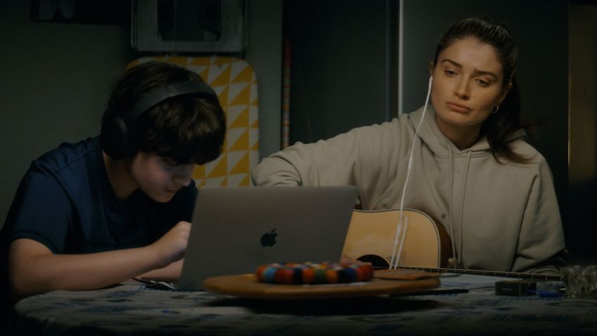 "Flora e Filho" está disponível na AppleTV • Reprodução/AppleTV
