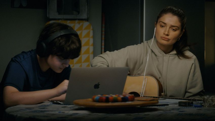 "Flora e Filho" está disponível na AppleTV • Reprodução/AppleTV
