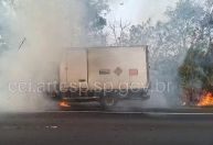 Caminhão com 6 mil dinamites pega fogo em rodovia no interior de SP