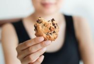 Fome emocional faz mal à saúde? Veja o que especialistas dizem