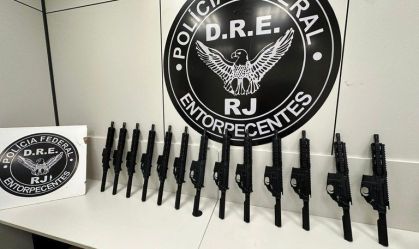 PF prende homem com 13 fuzis que seriam entregues no Complexo do Alemão (RJ)