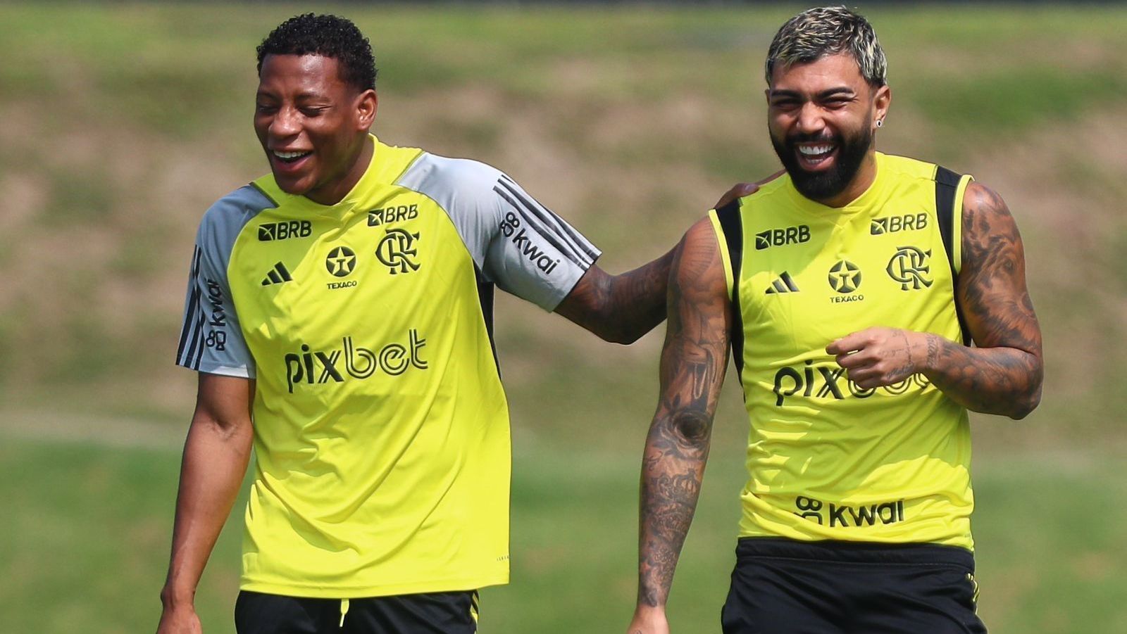 Gonzalo Plata e Gabigol em treino do Flamengo