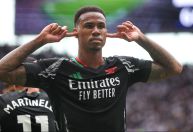 Zagueiro do Arsenal homenageia Depay, do Corinthians, ao marcar em dérbi