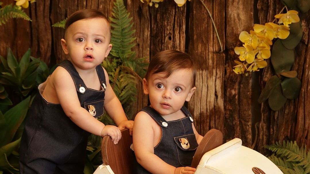 Álvaro e Antônio, filhos gêmeros de Bárbara Evans, comemoraram 10 meses