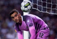Goleiros de clube português sofrem lesões graves idênticas no mesmo treino
